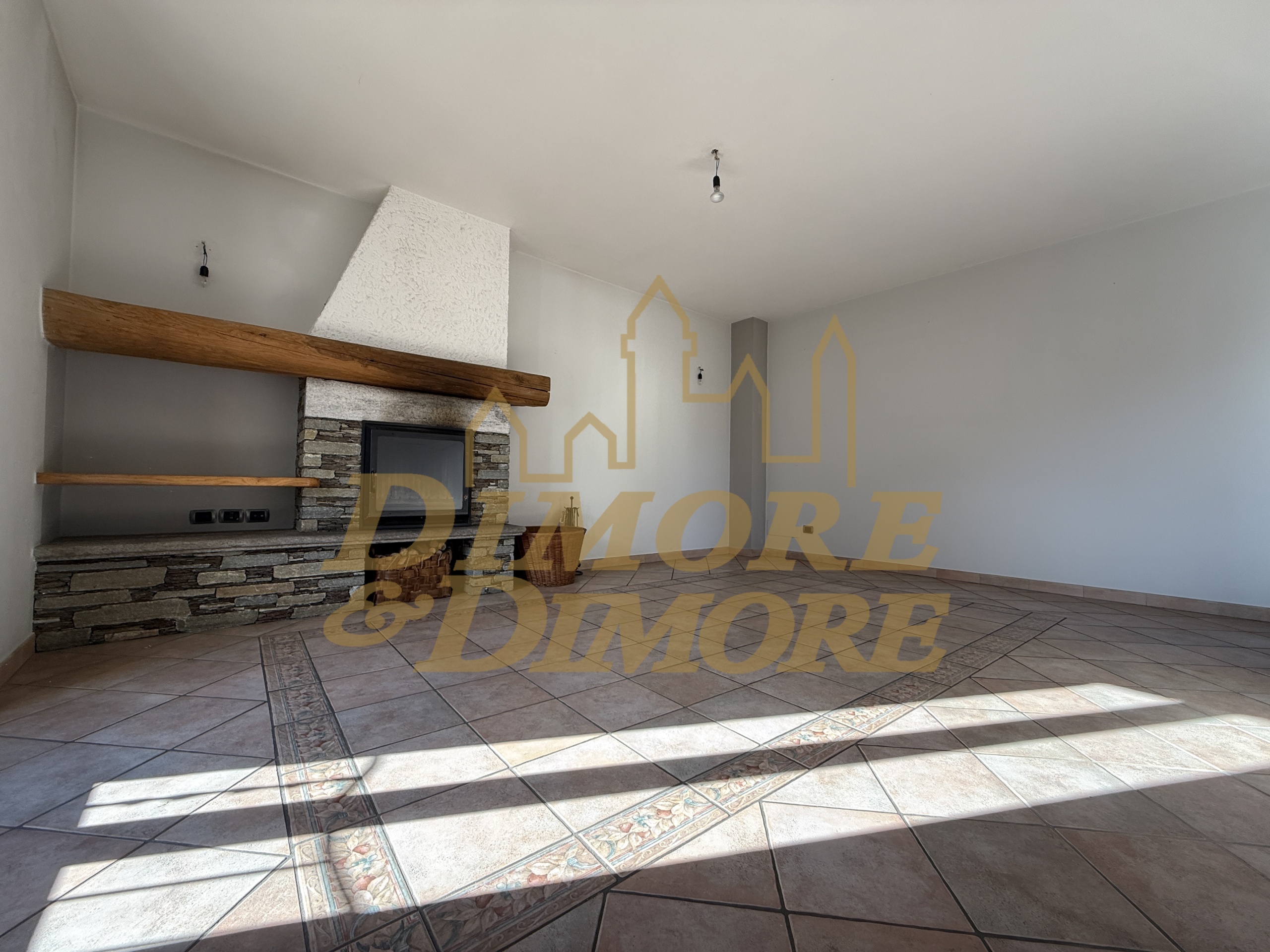 Casa indipendente ristrutturata in via vico 3, Caprezzo