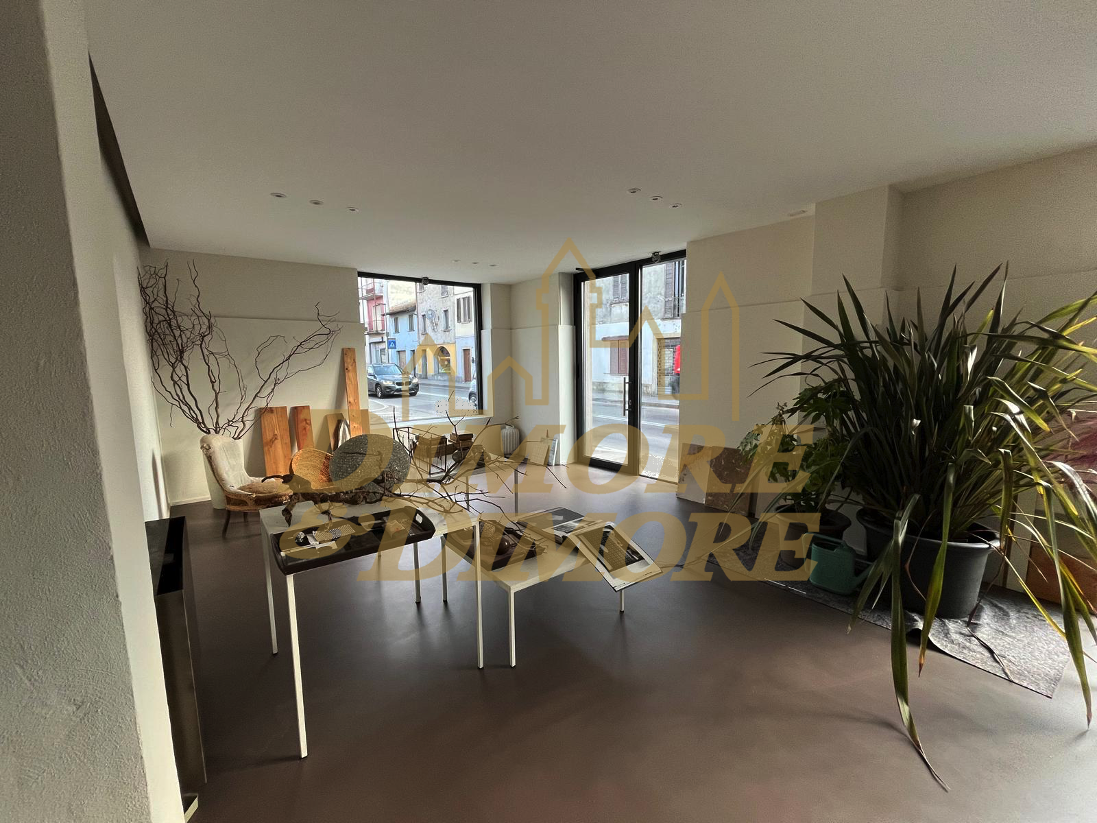 Locale commerciale ristrutturata a Sesto Calende