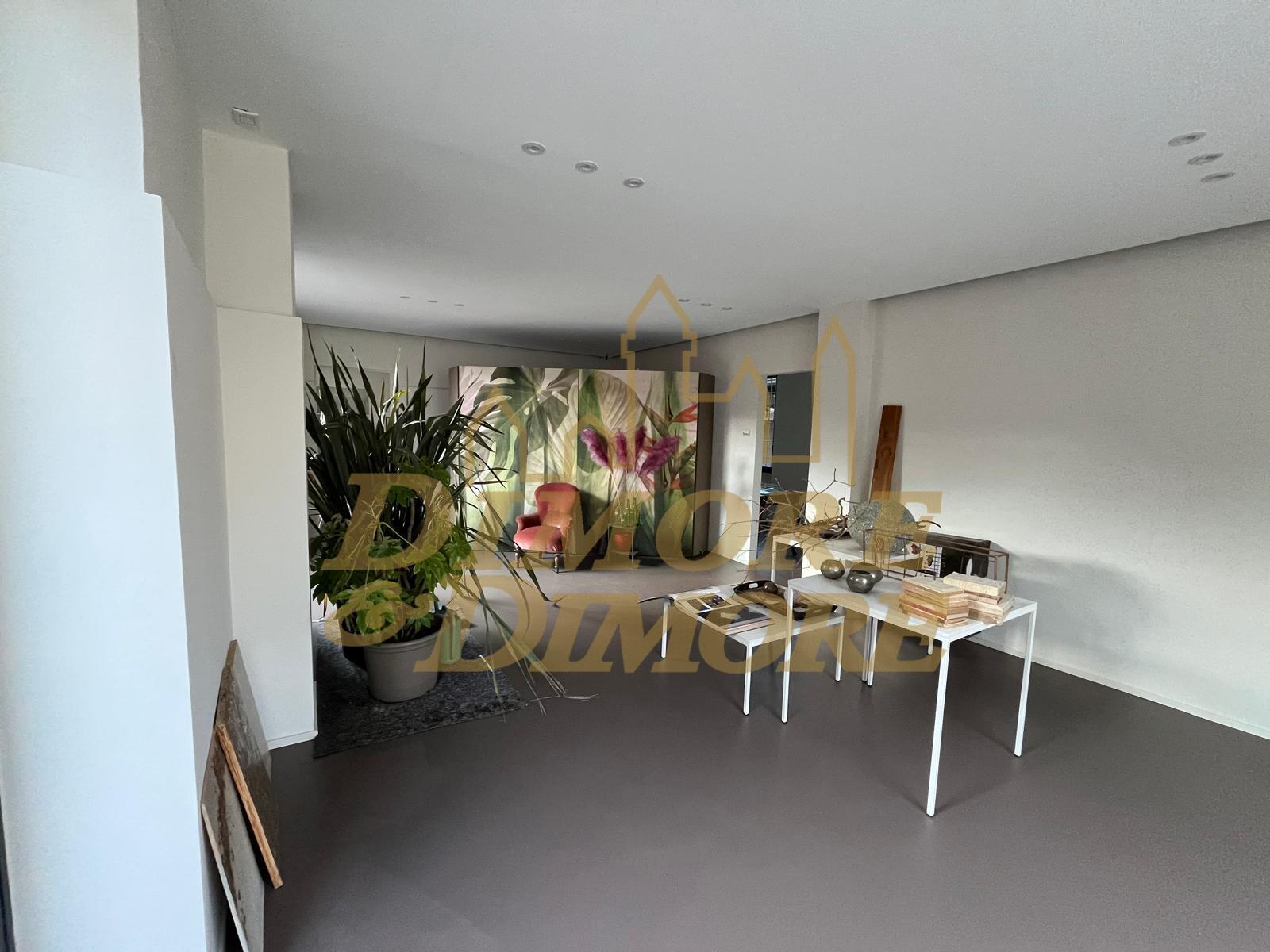 Locale commerciale ristrutturata a Sesto Calende