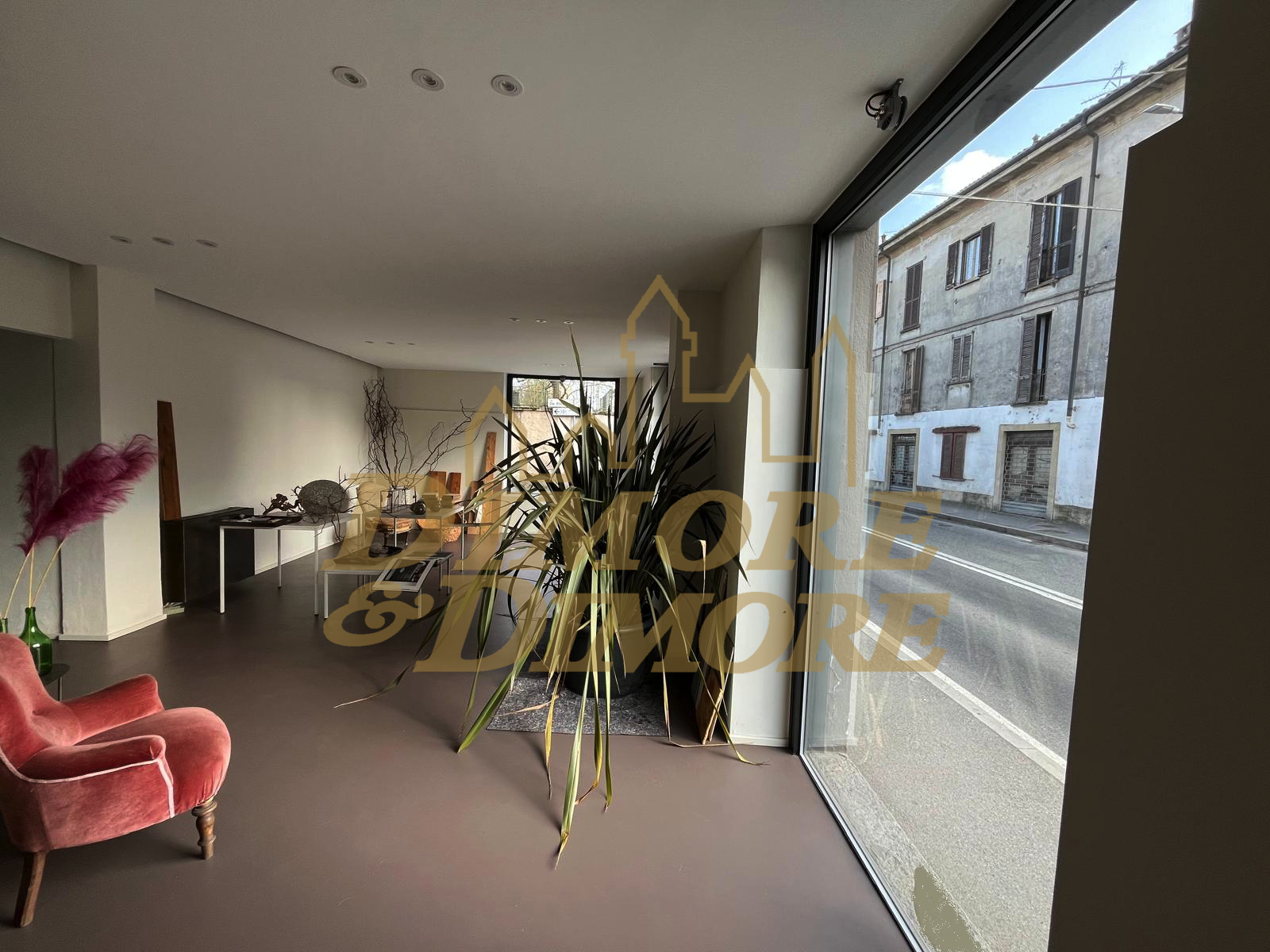 Locale commerciale ristrutturata a Sesto Calende