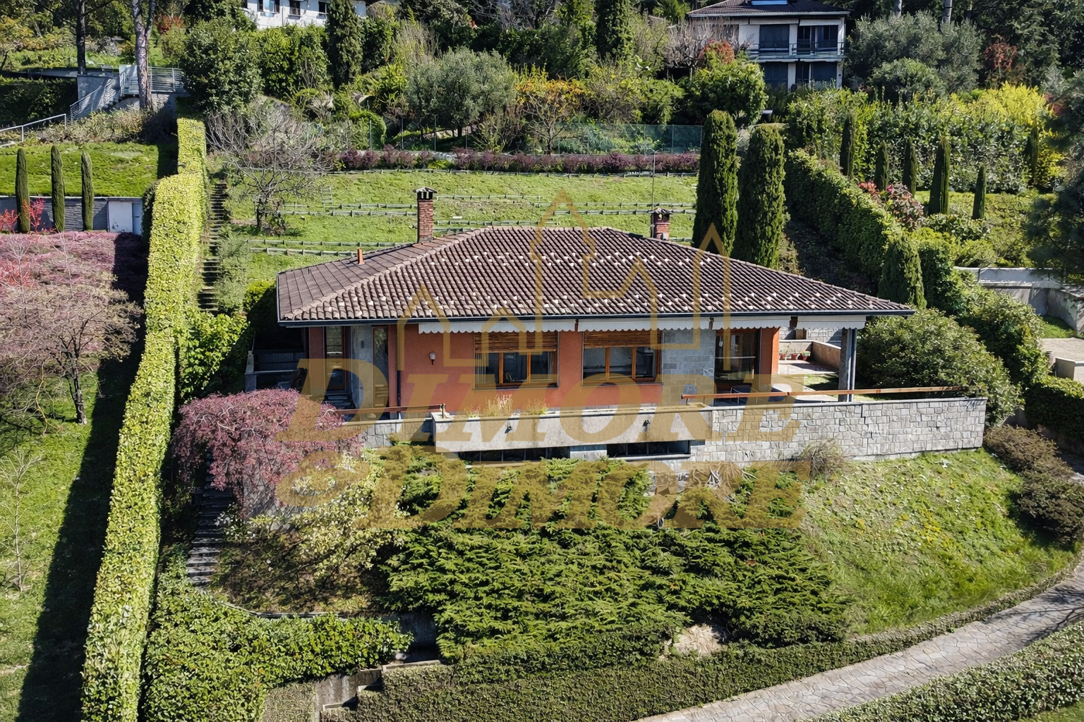 Villa con giardino in via ludovico ariosto 18, Varese