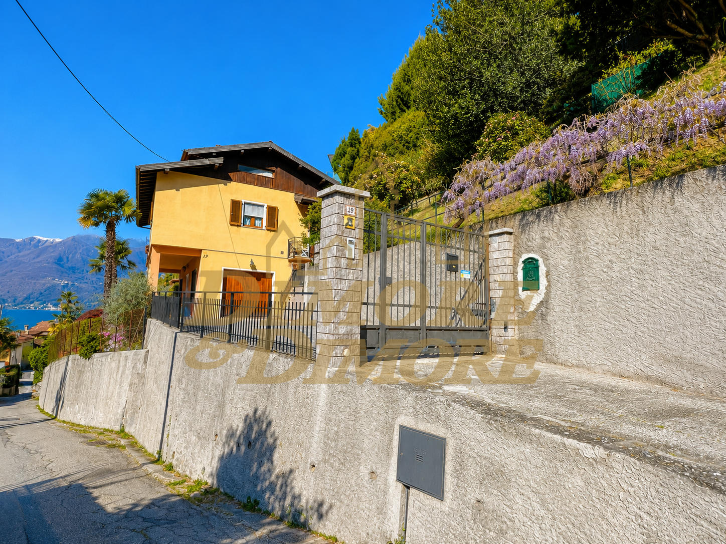 Casa indipendente con giardino in via a. bertoni 49, Luino