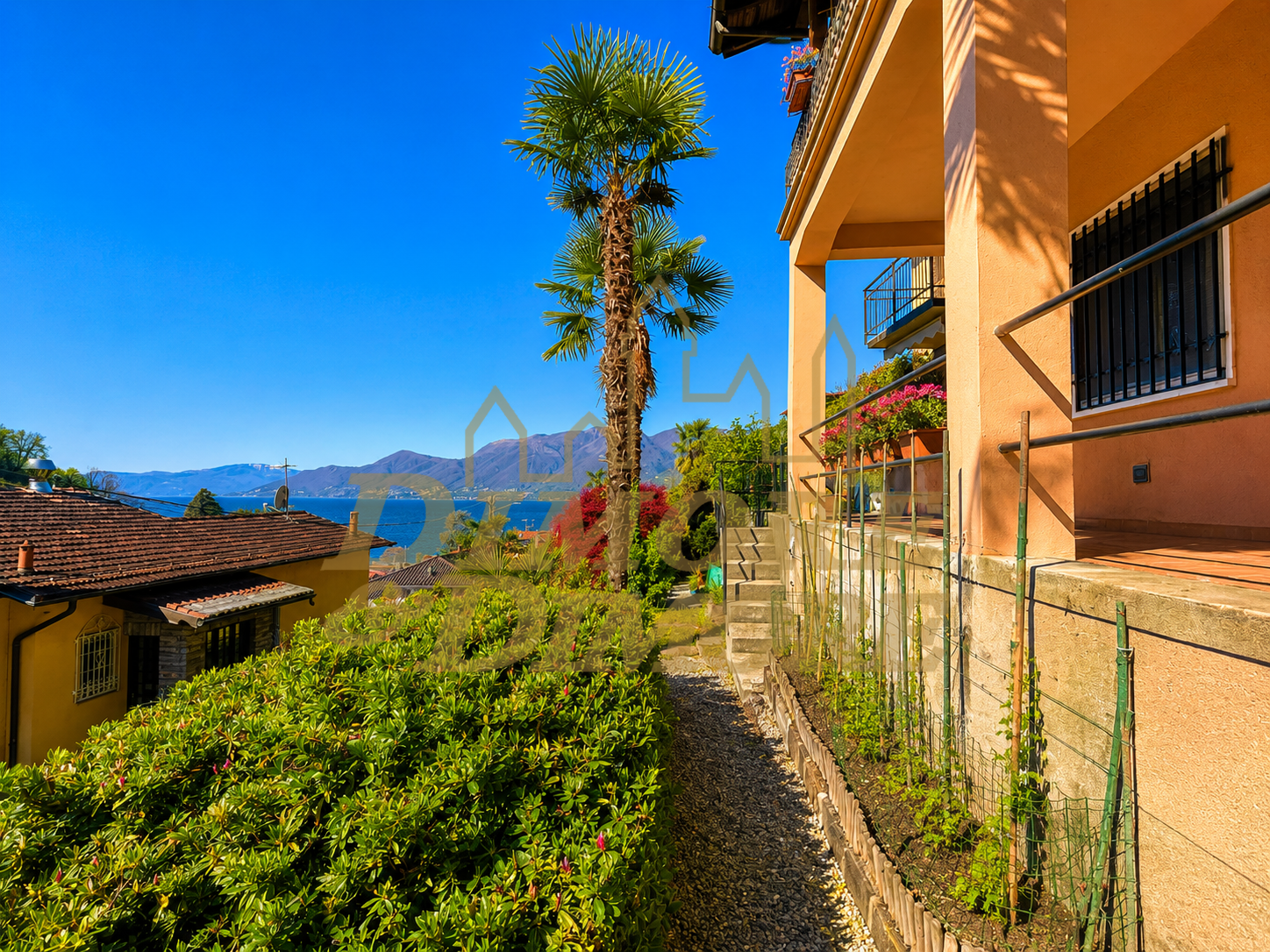 Casa indipendente con giardino in via a. bertoni 49, Luino