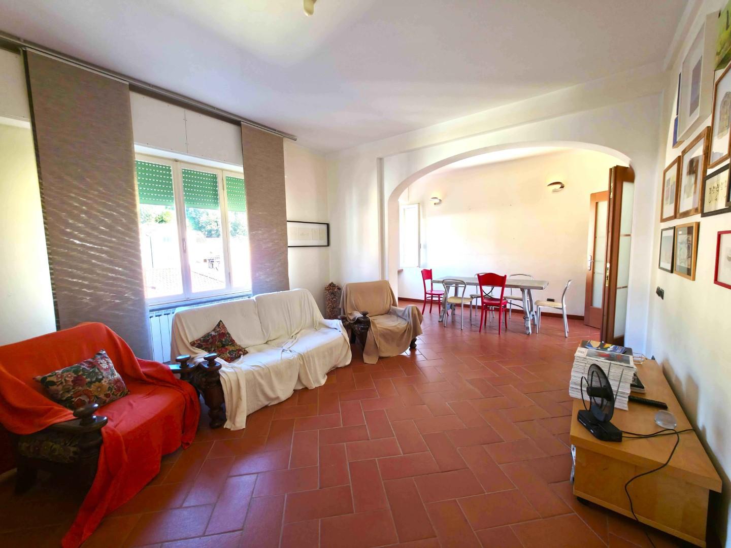 Appartamento con terrazzo, Massa centro