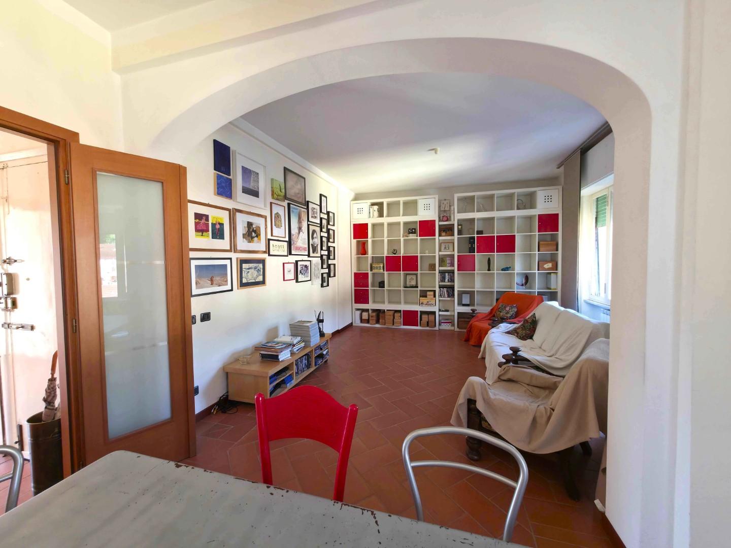 Appartamento con terrazzo, Massa centro