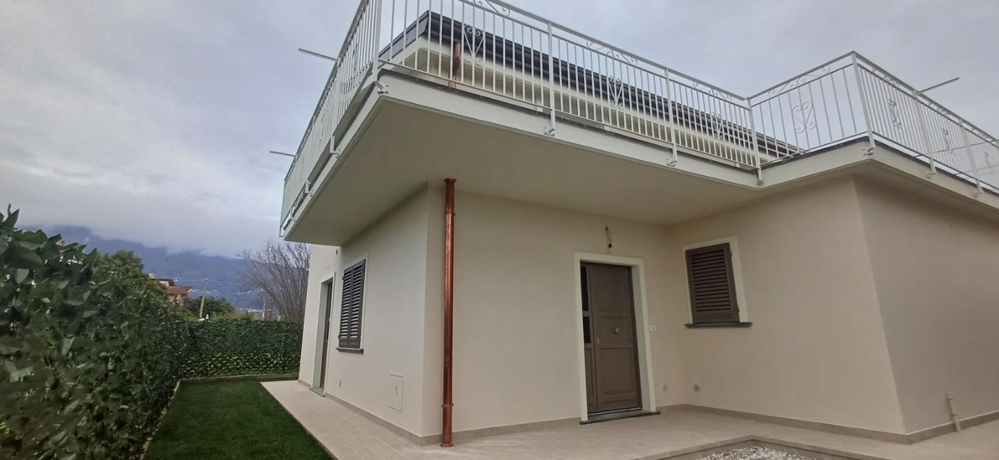 Casa indipendente con terrazzi a Massa