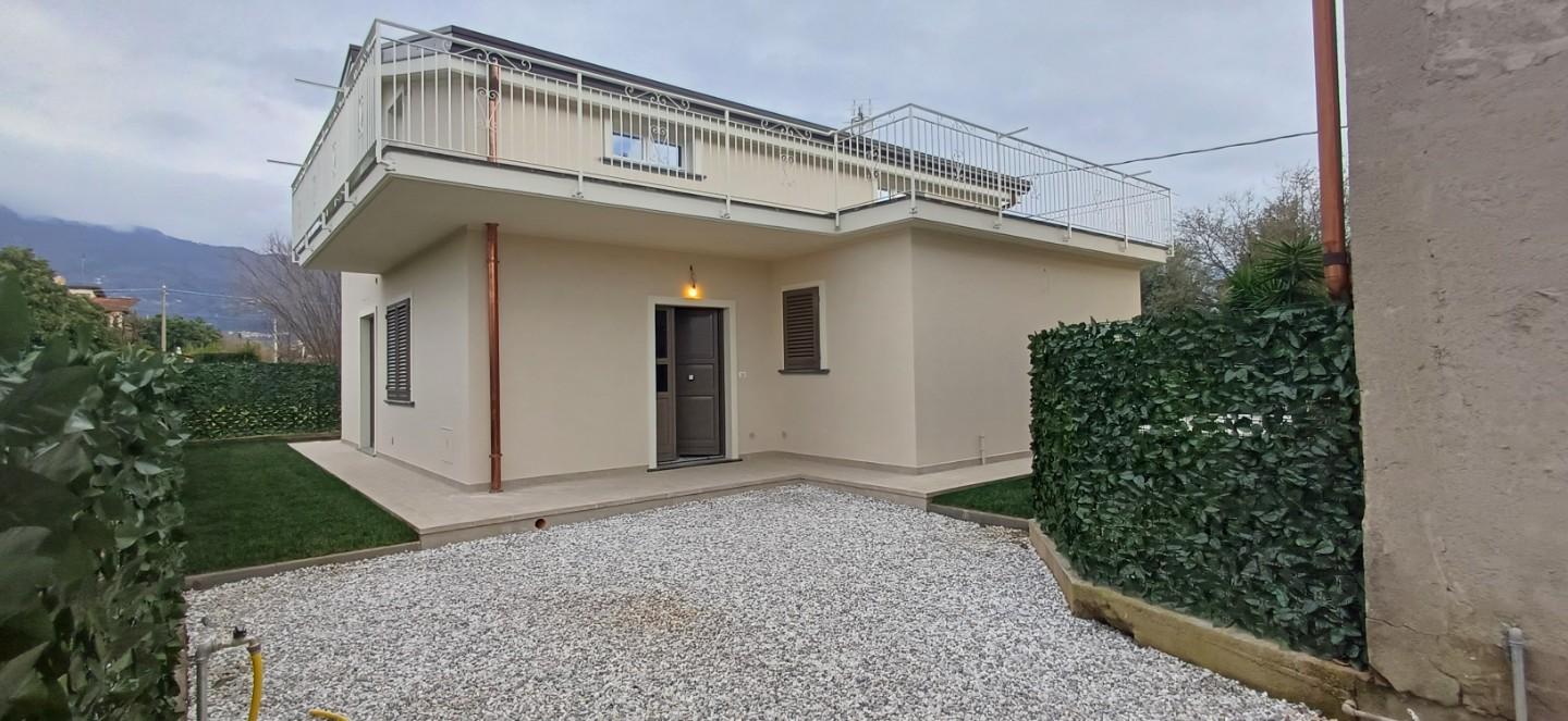 Casa indipendente con terrazzi a Massa