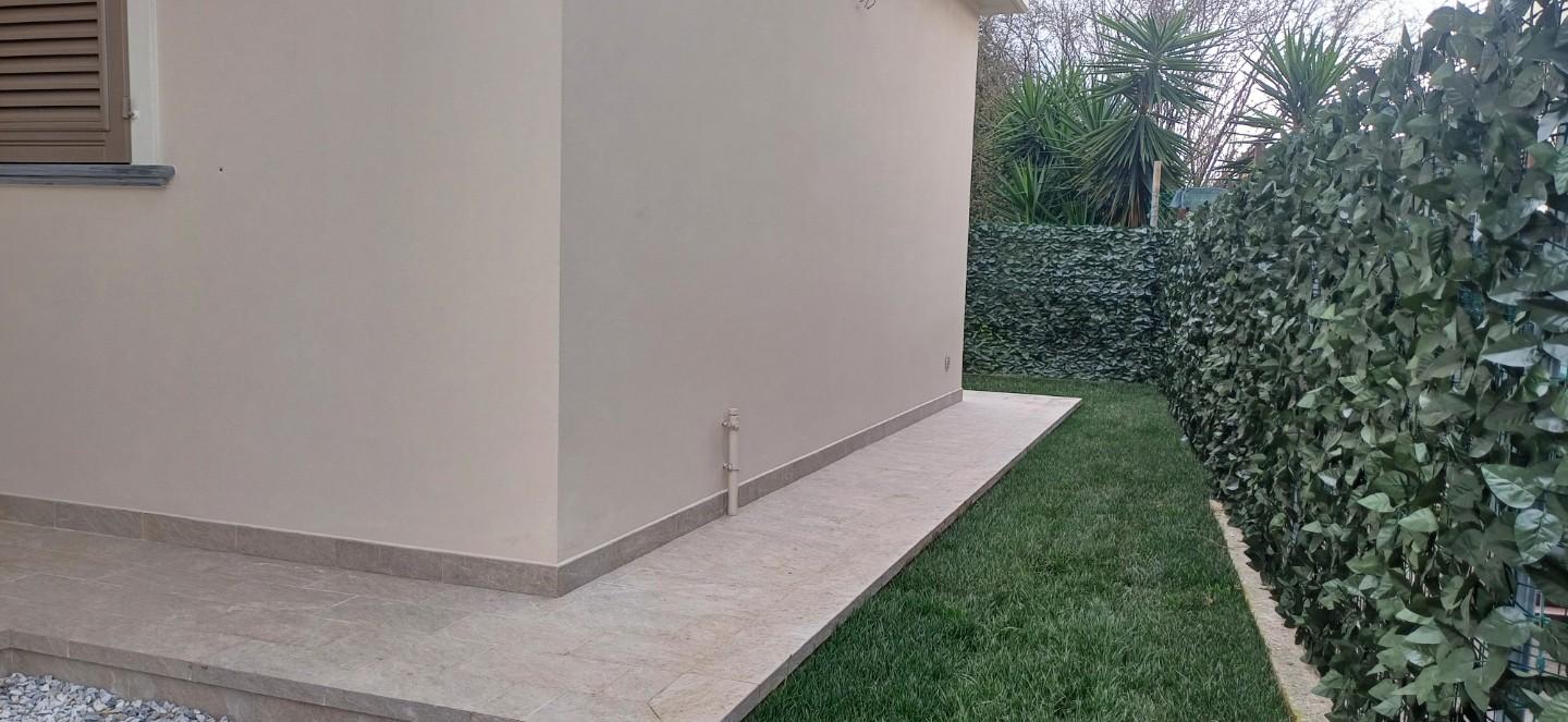 Casa indipendente con terrazzi a Massa