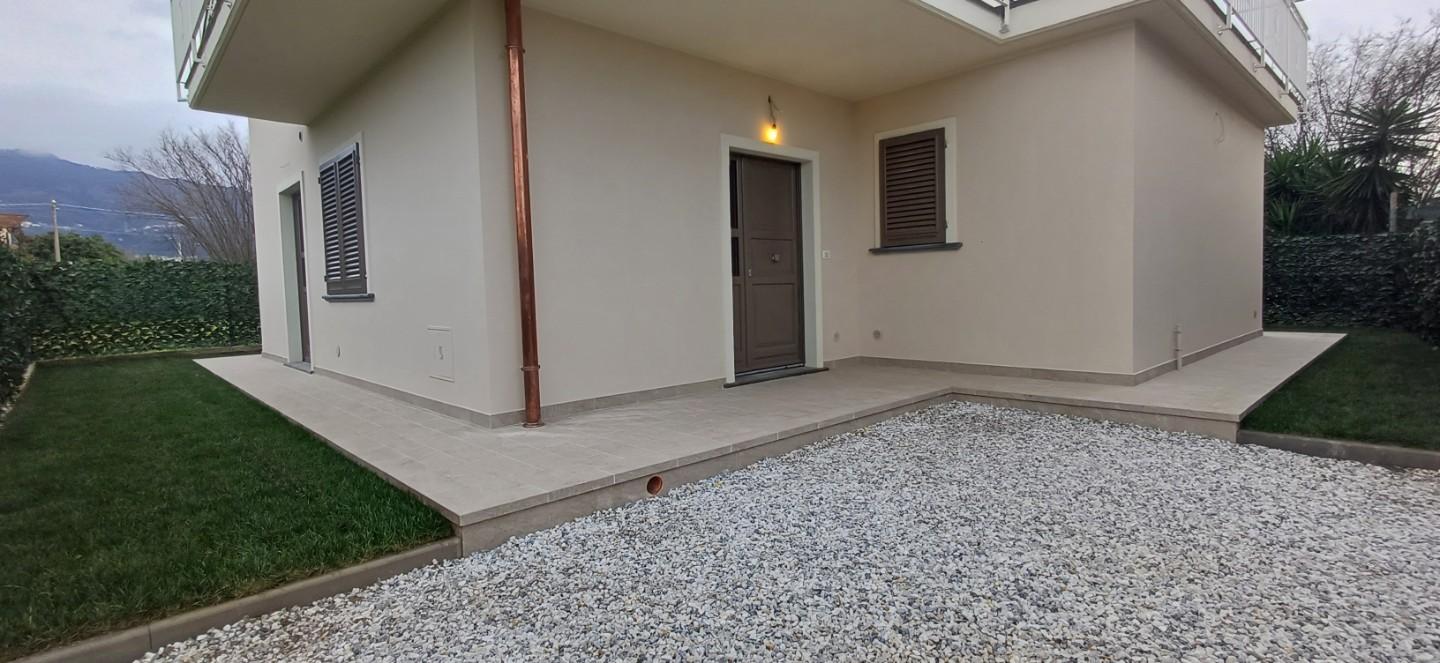 Casa indipendente con terrazzi a Massa