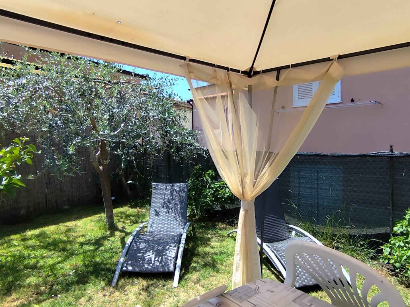 Appartamento con giardino, Massa ortola