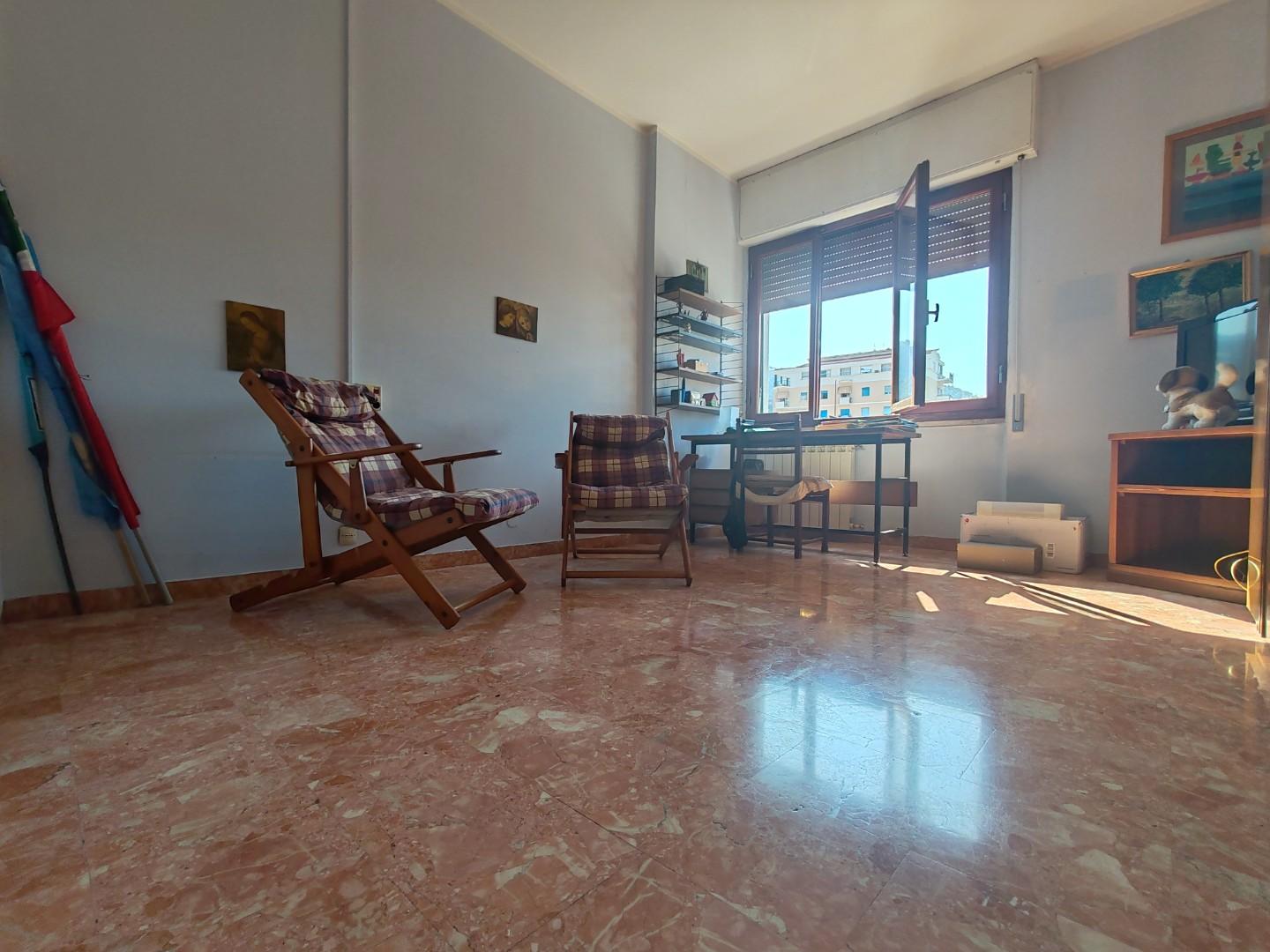 Appartamento con terrazzo, Massa centro