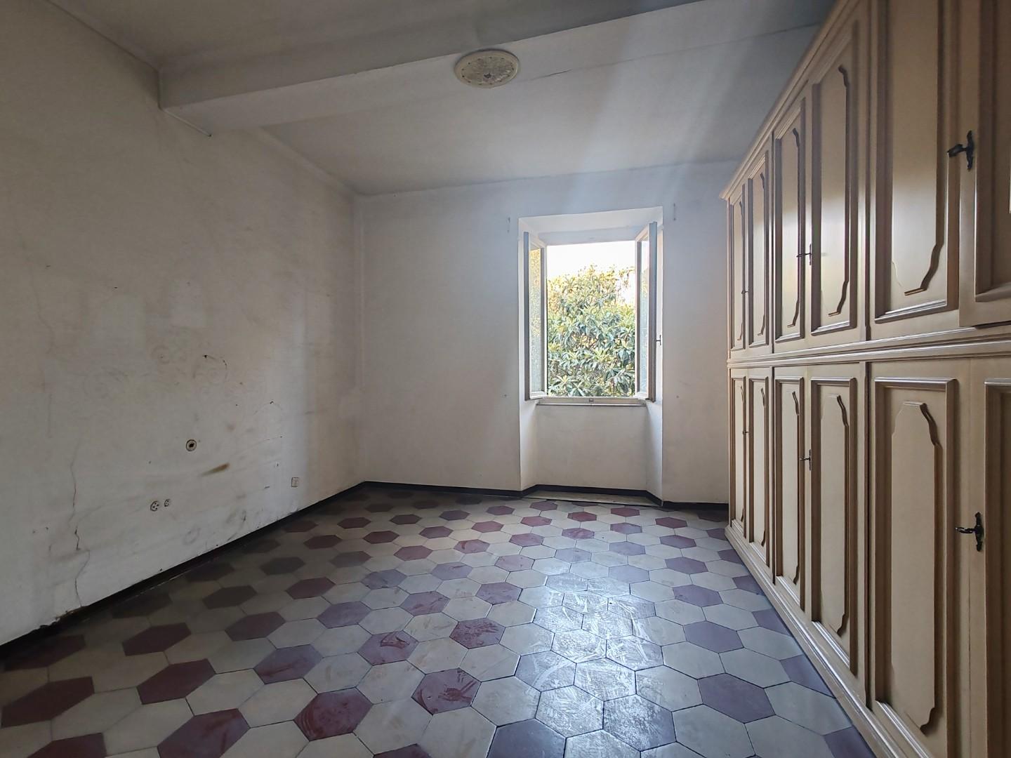 Appartamento con terrazzo, Massa centro storico