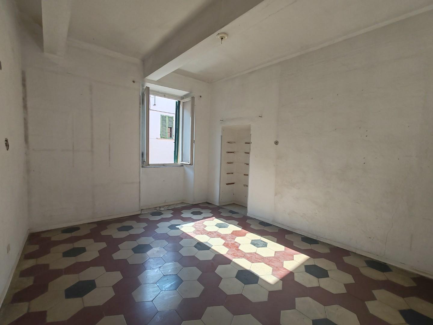 Appartamento con terrazzo, Massa centro storico