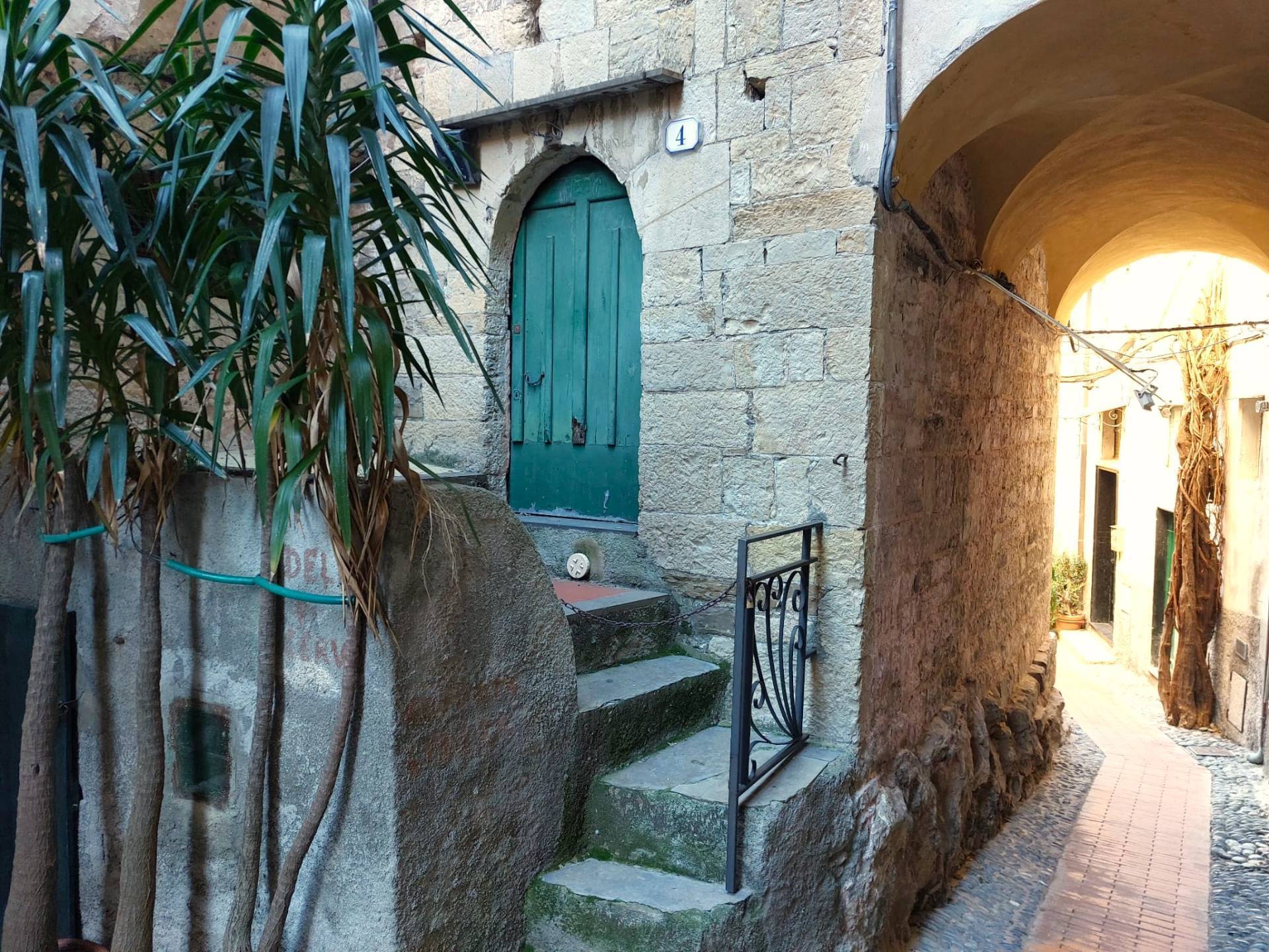 Bilocale da ristrutturare, Cervo borgo1