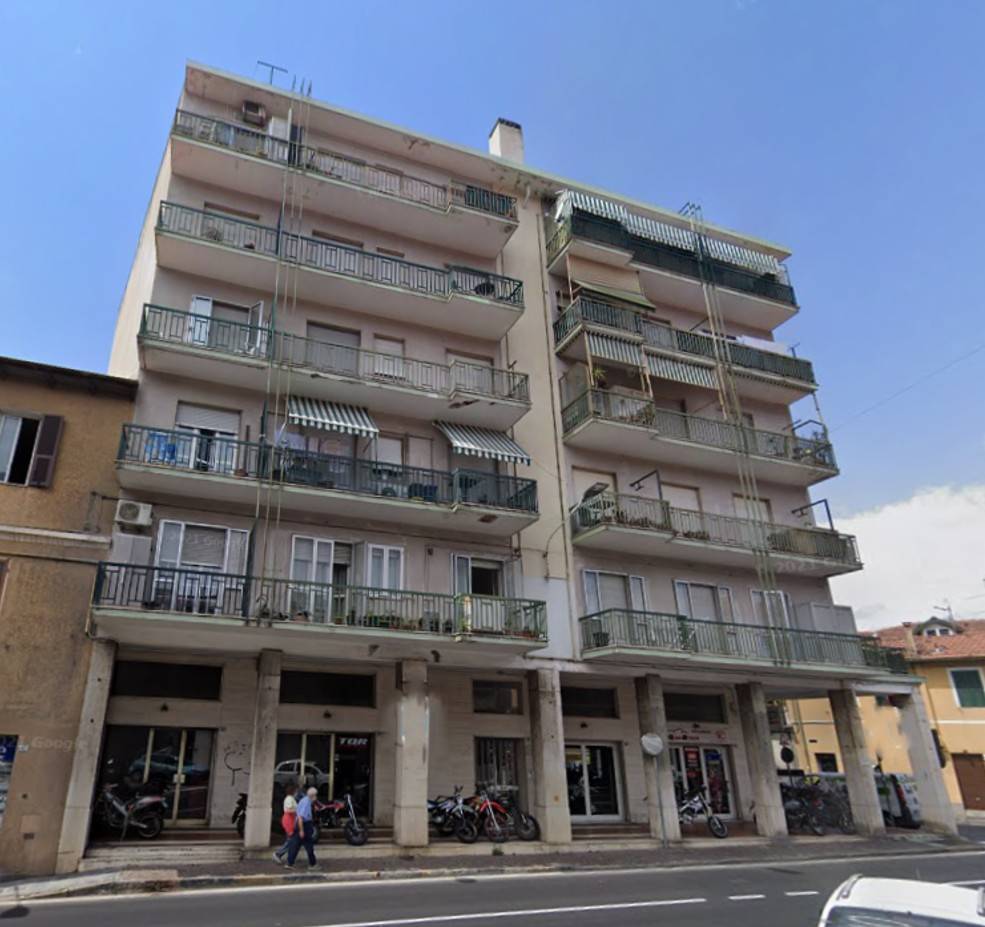 Locale commerciale in vendita a Imperia