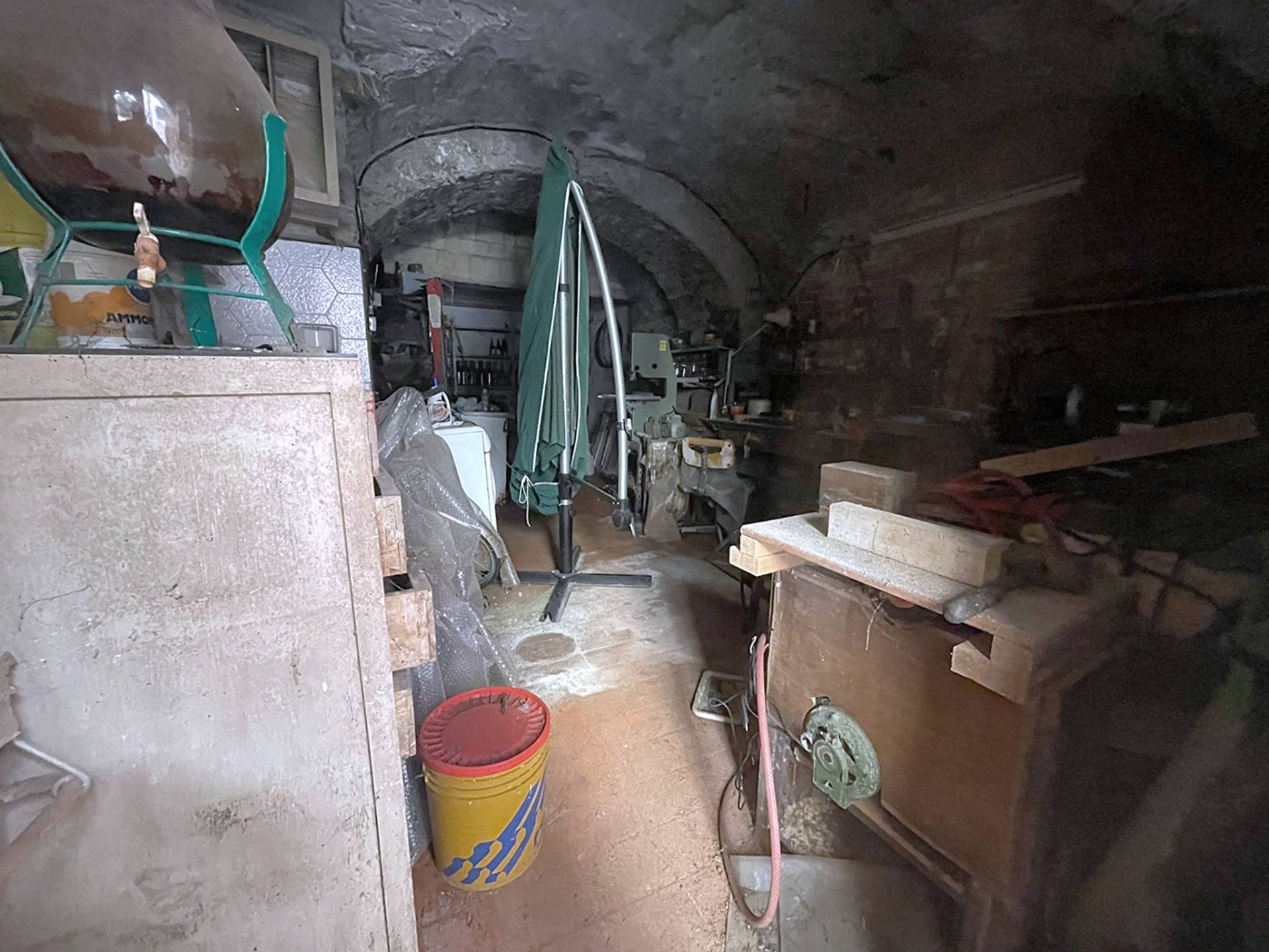 Magazzino in vendita a Diano Castello