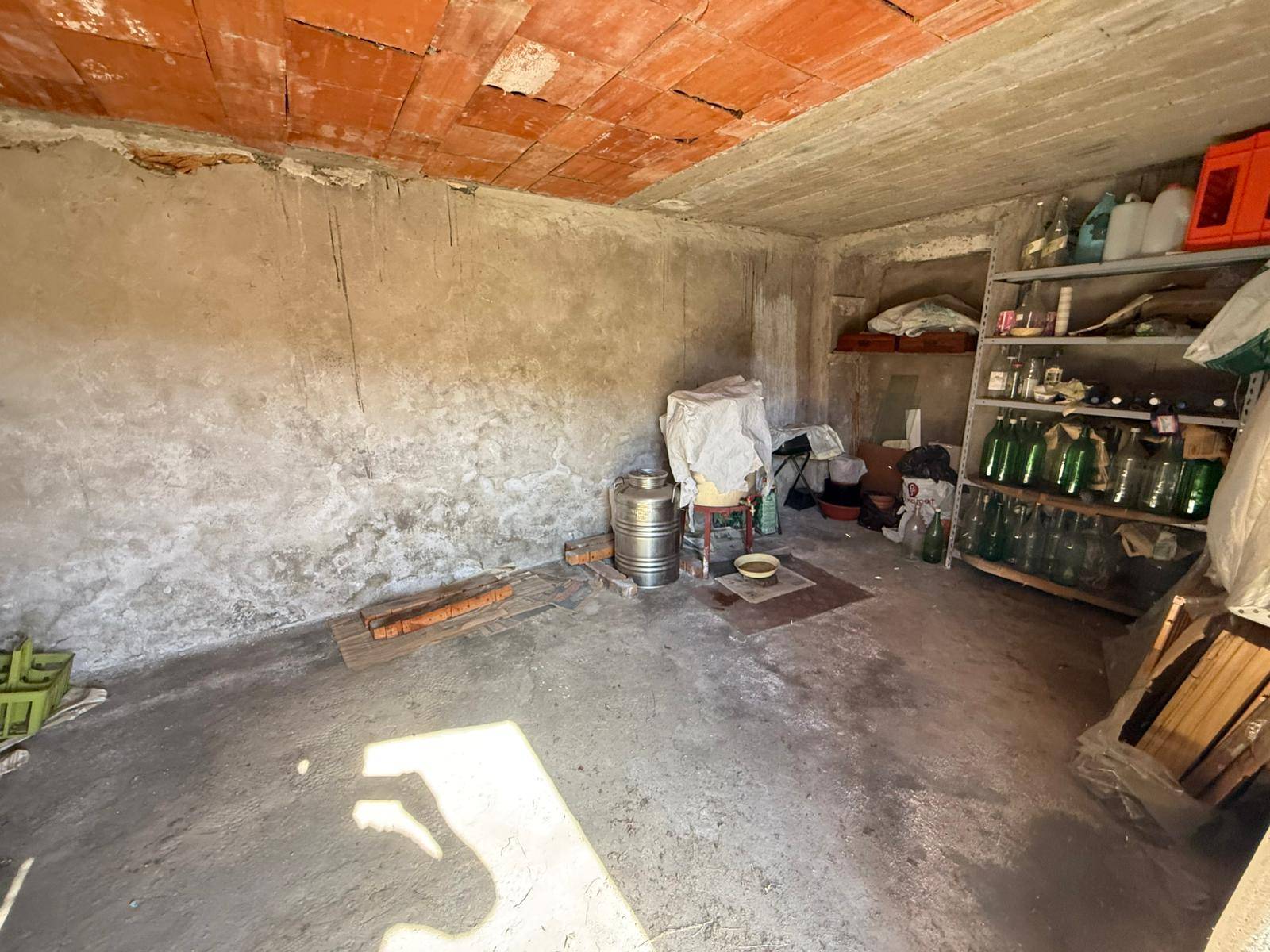 Box / posti auto in vendita a Imperia