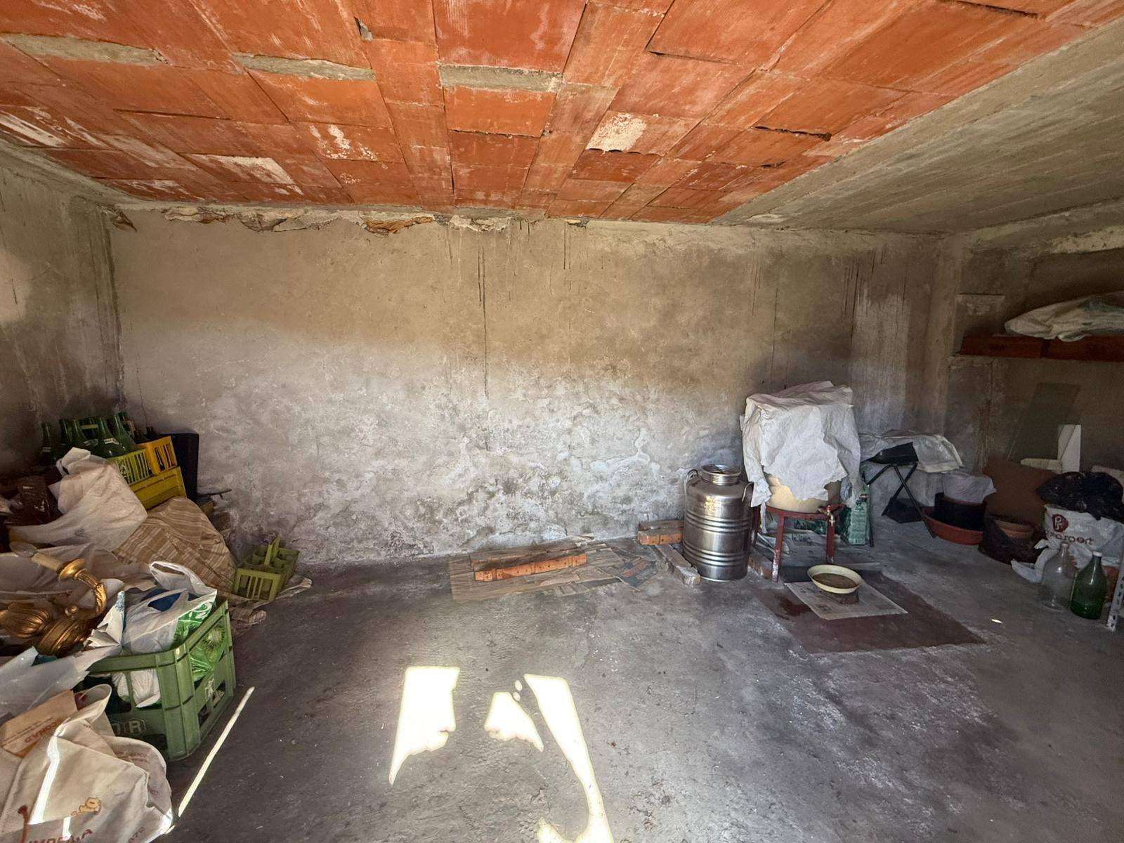 Box / posti auto in vendita a Imperia