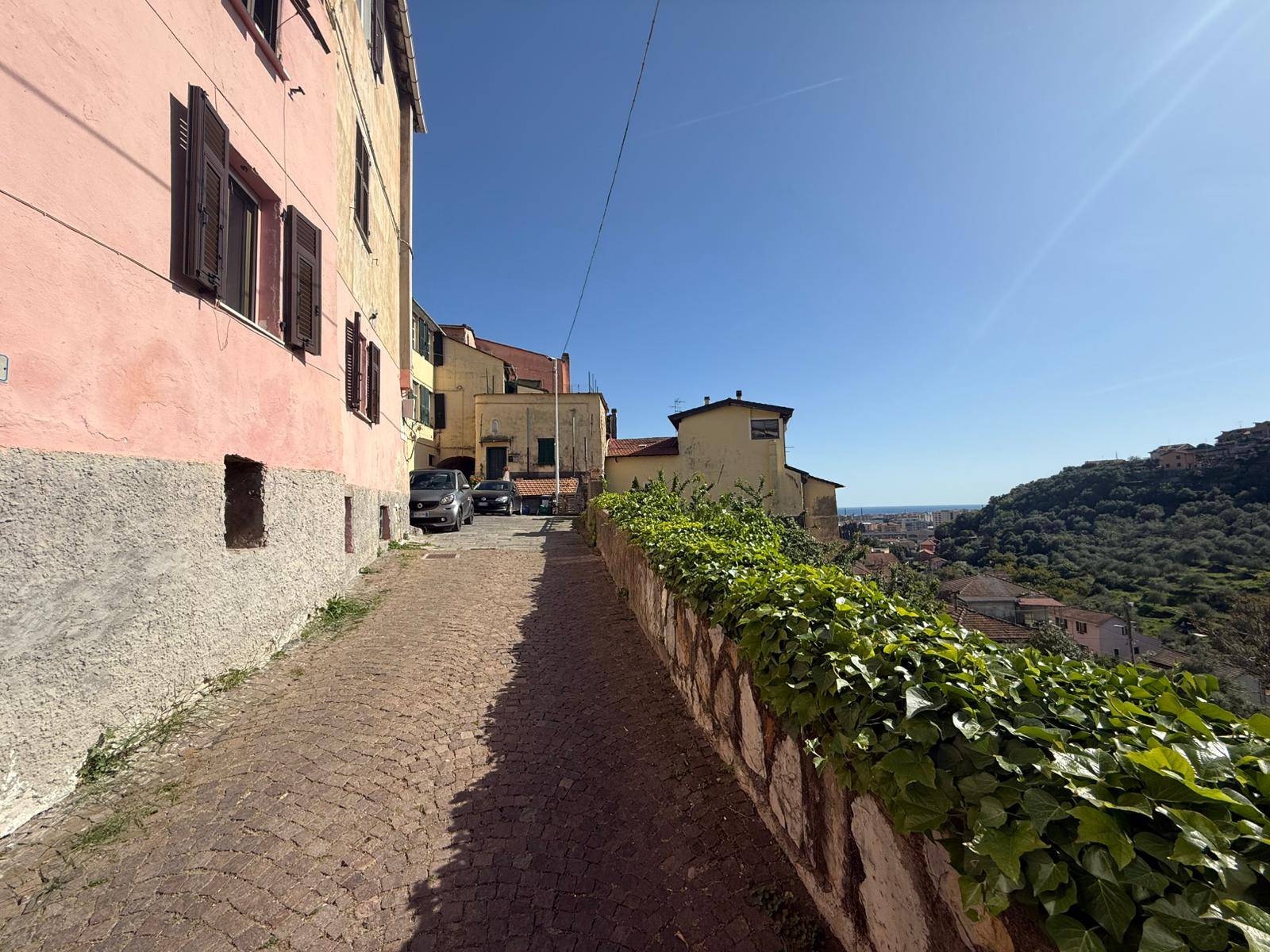 Box / posti auto in vendita a Imperia