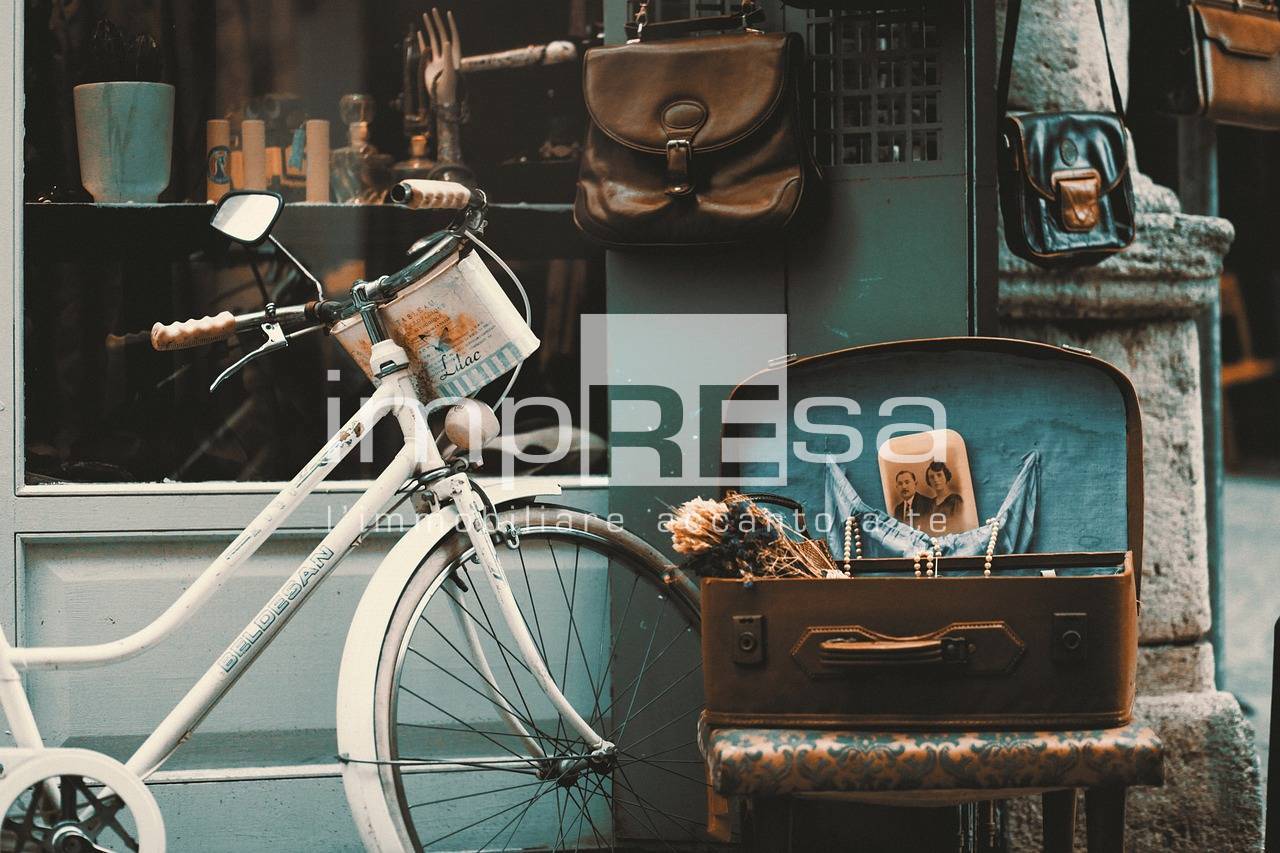 Locale commerciale in affitto a Conegliano, Centro