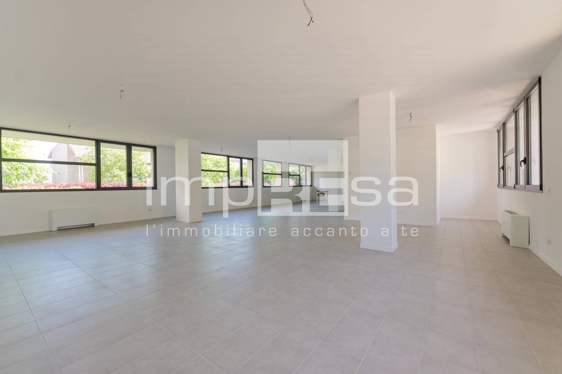 Locale commerciale in affitto a Conegliano, Centro