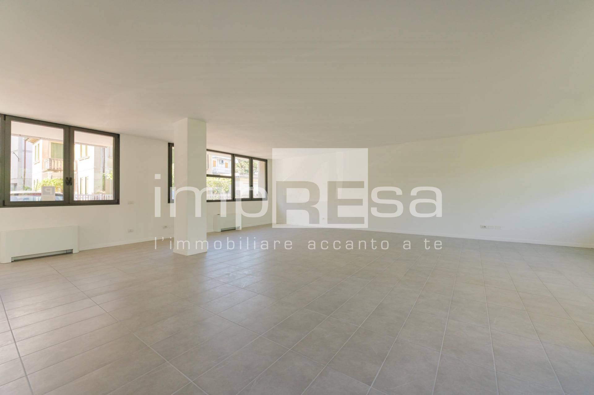 Locale commerciale in affitto a Conegliano, Centro