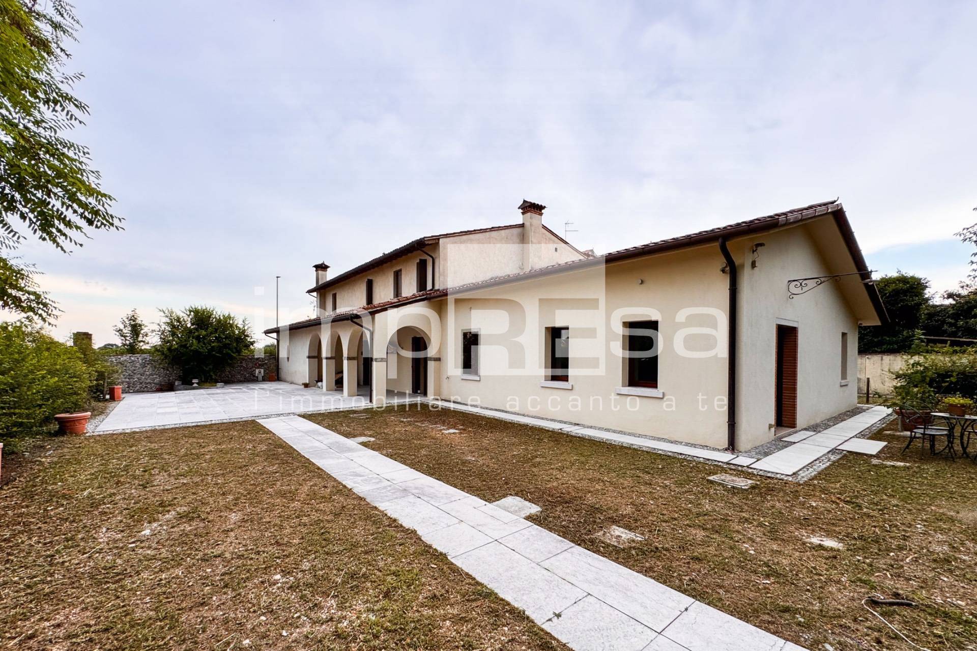Locale commerciale in affitto a Santa Lucia di Piave, Santa Lucia