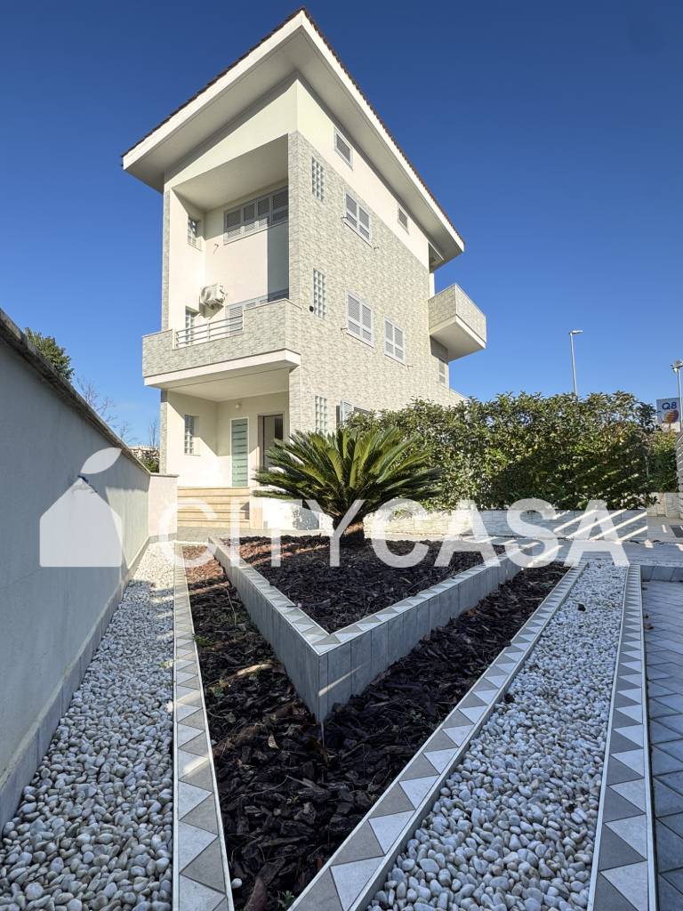 EDIFICIO CIELO TERRA in vendita a Roma, Monte Sacro