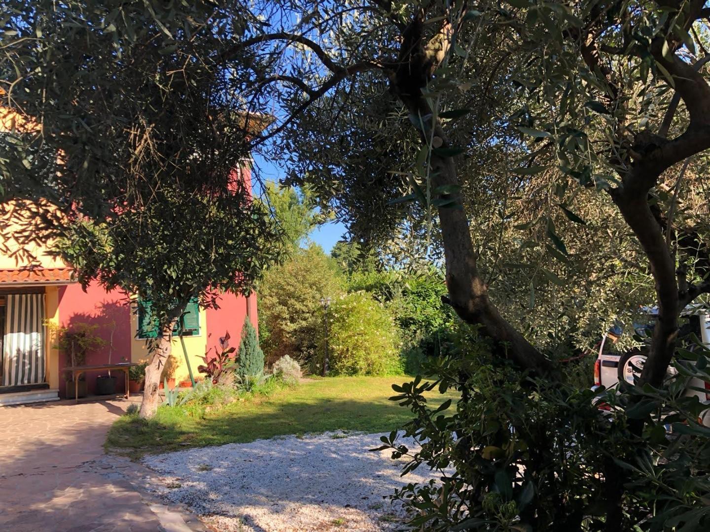 Villa con giardino a Sarzana