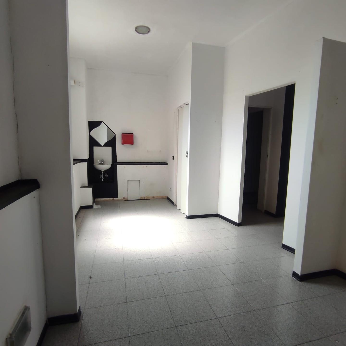 Locale commerciale in vendita a Carrara