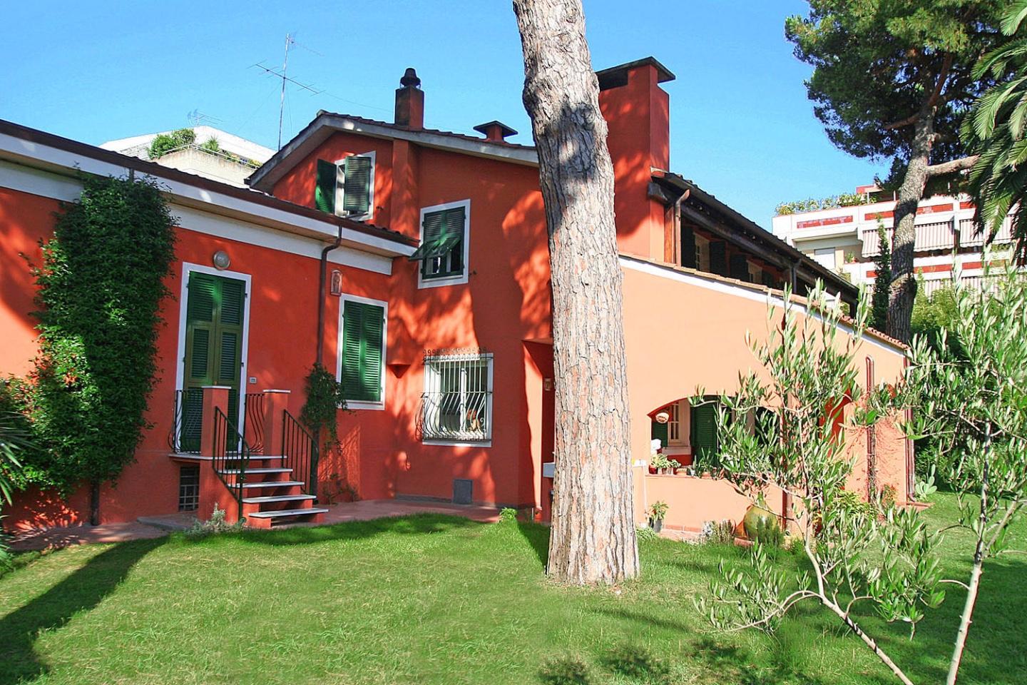 Villa con giardino, Carrara avenza