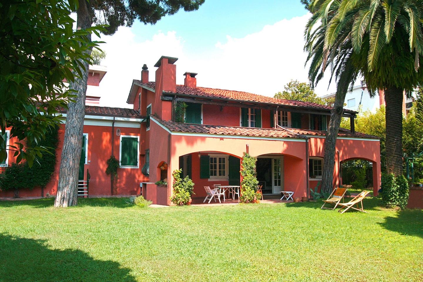 Villa con giardino, Carrara avenza