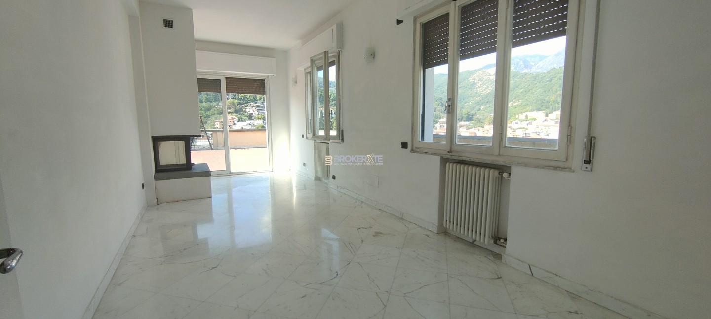 Attico con terrazzo, Carrara centro