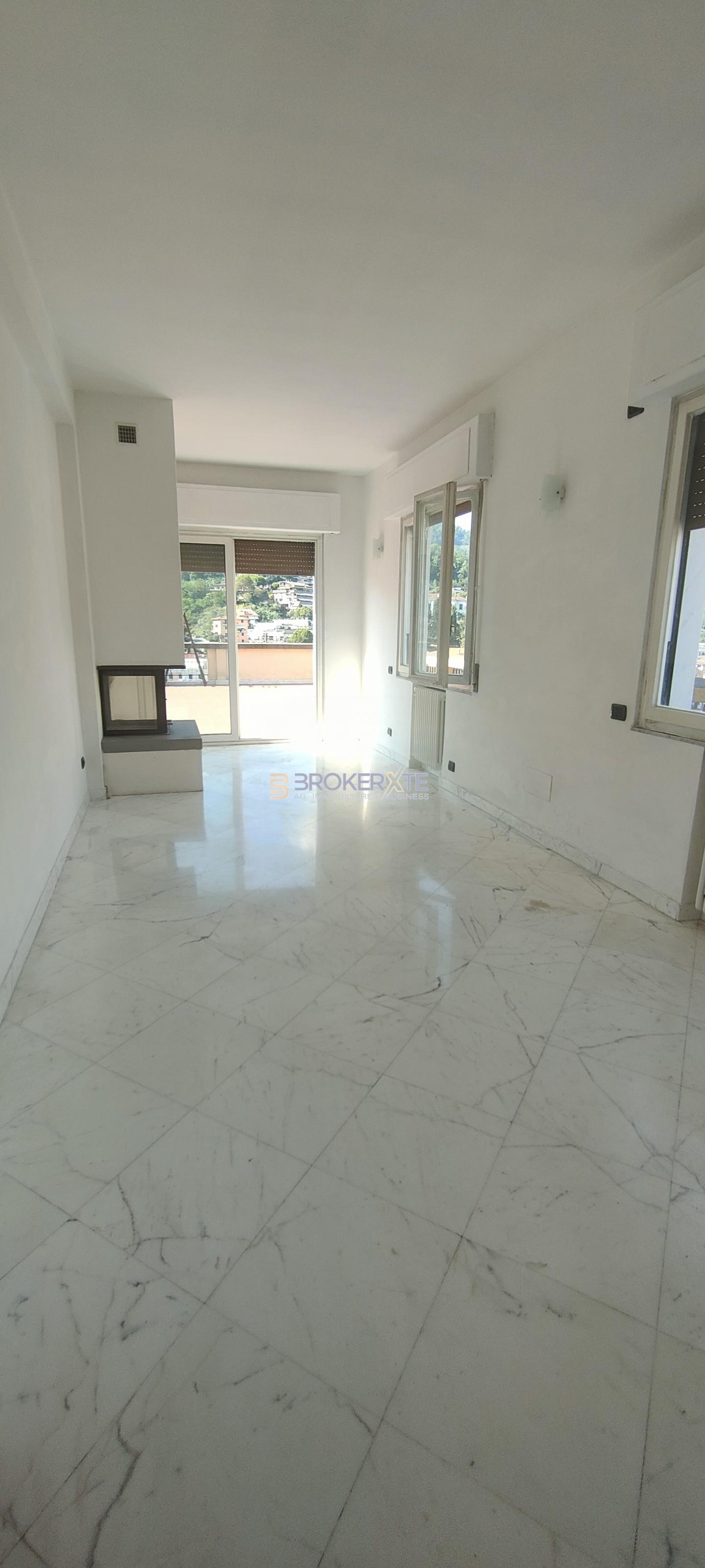 Attico con terrazzo, Carrara centro