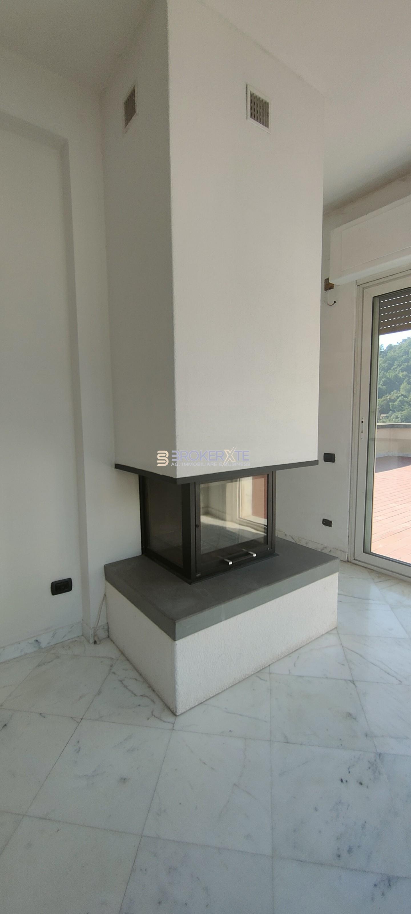 Attico con terrazzo, Carrara centro