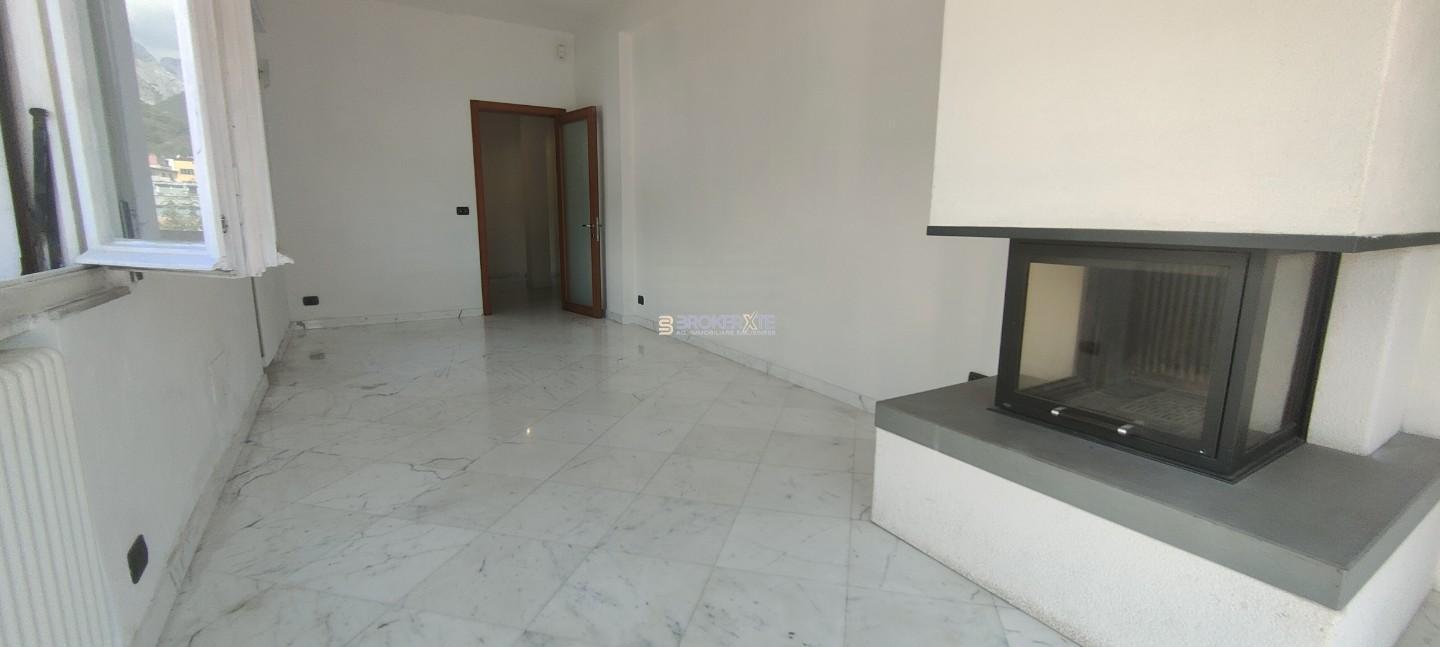 Attico con terrazzo, Carrara centro