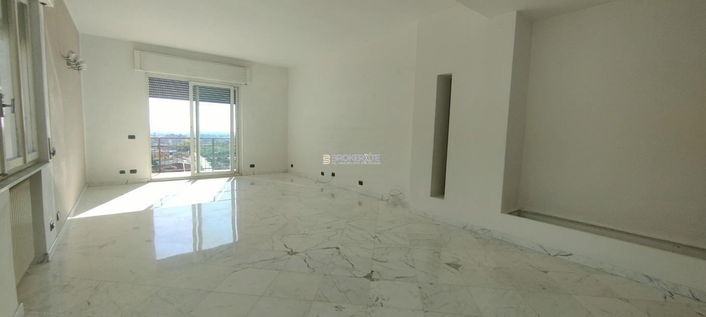 Attico con terrazzo, Carrara centro