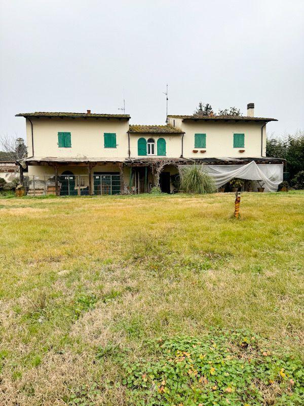 Villa con giardino a Calcinaia