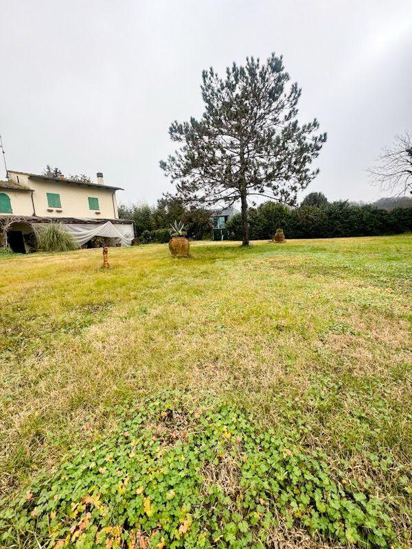 Villa con giardino a Calcinaia