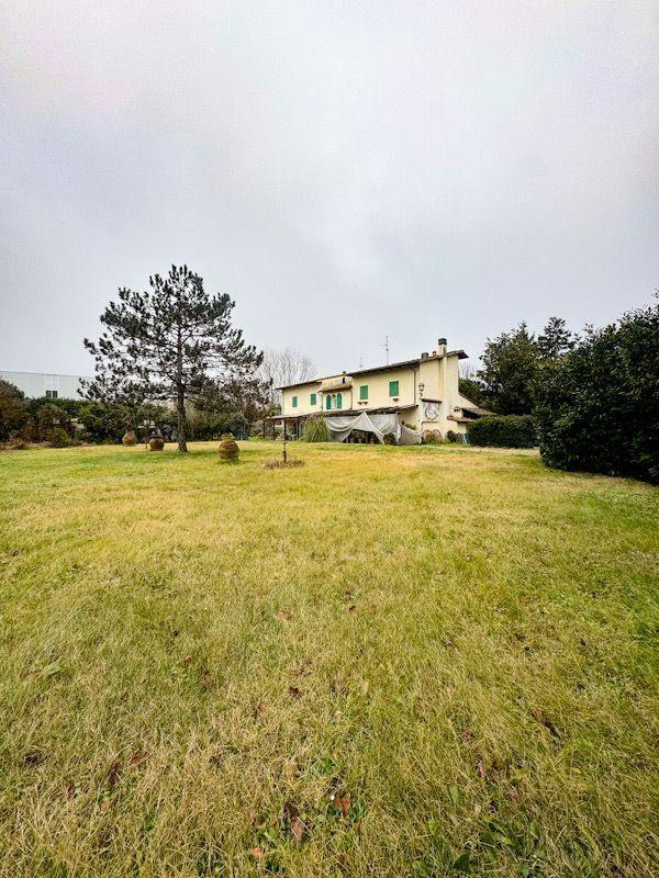 Villa con giardino a Calcinaia