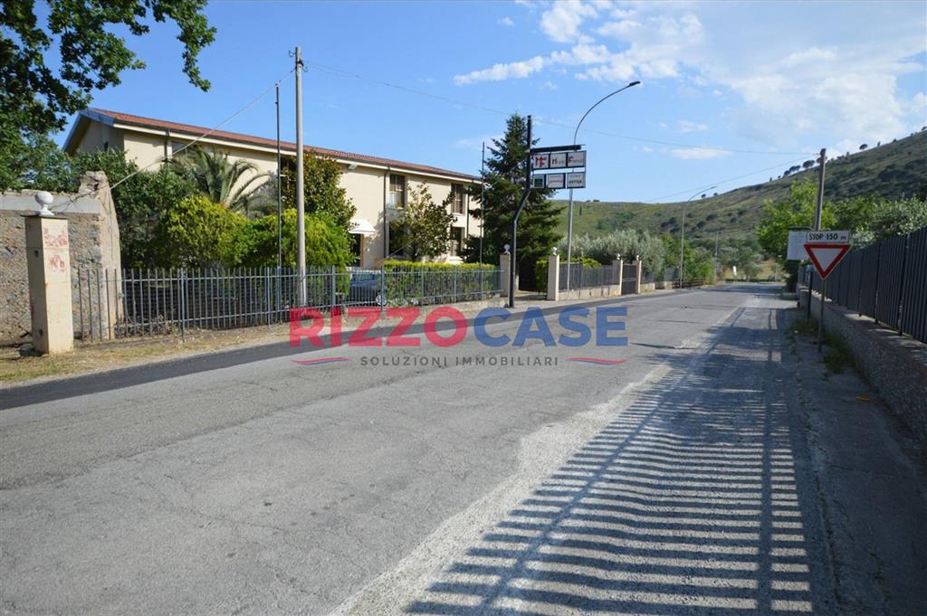 Locale commerciale con giardino in via ernesto moneta, Castrovillari