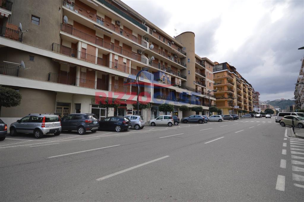 Appartamento con terrazzo in viale luca de rosis, Corigliano-Rossano