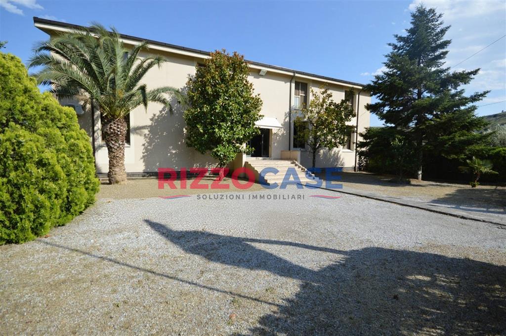 Locale commerciale con giardino in via ernesto moneta, Castrovillari