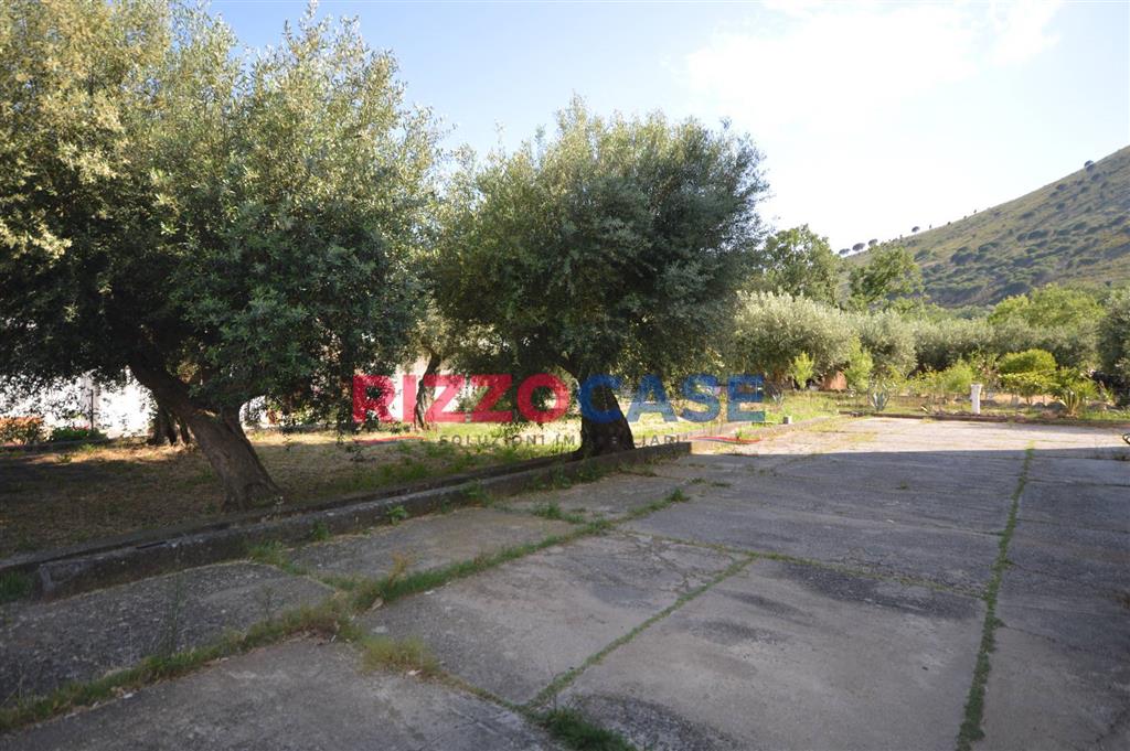 Locale commerciale con giardino in via ernesto moneta, Castrovillari