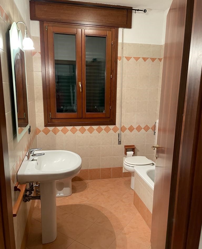 Trilocale arredato in affitto a Torreglia