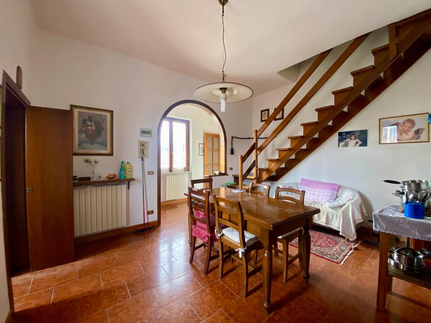 Appartamento con terrazzi, Prato cafaggio