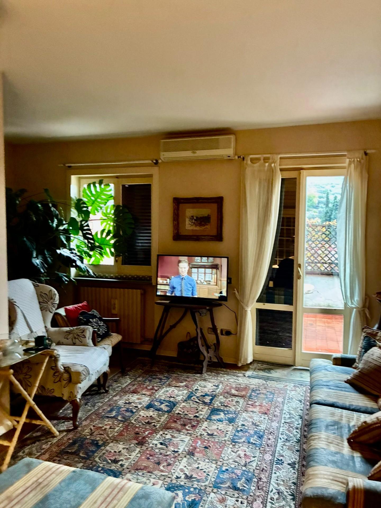 Quadrilocale con terrazzo, Prato la castellina