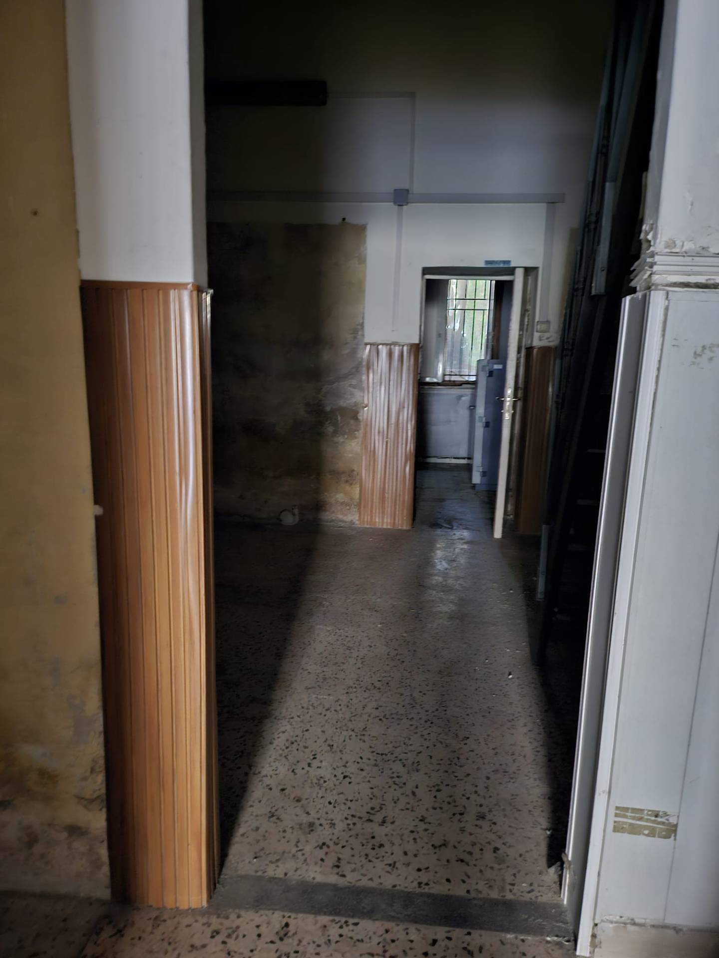 Locale commerciale in affitto a Pomigliano d'Arco