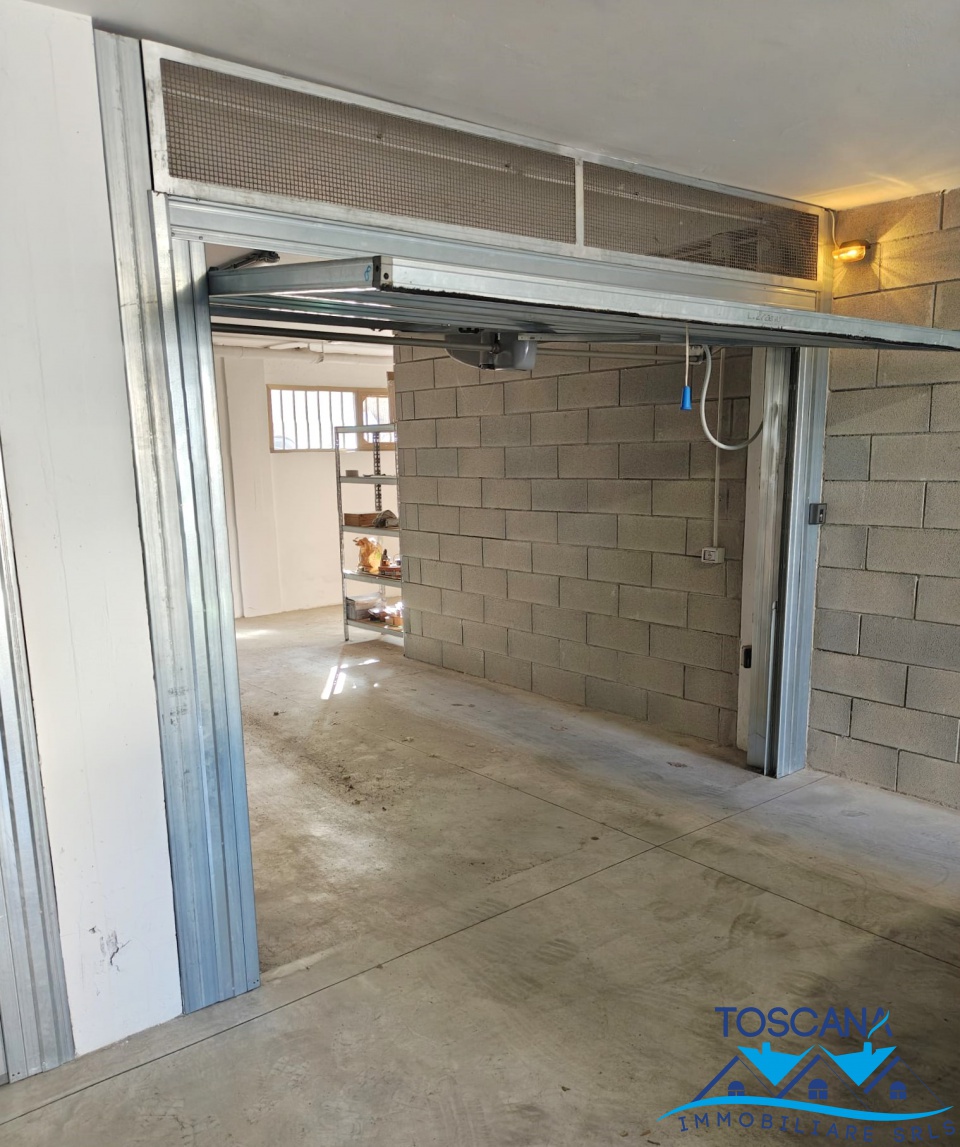 Posto auto coperto con box doppio a Campi Bisenzio