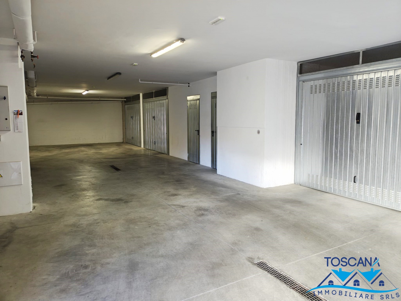 Posto auto coperto con box doppio a Campi Bisenzio